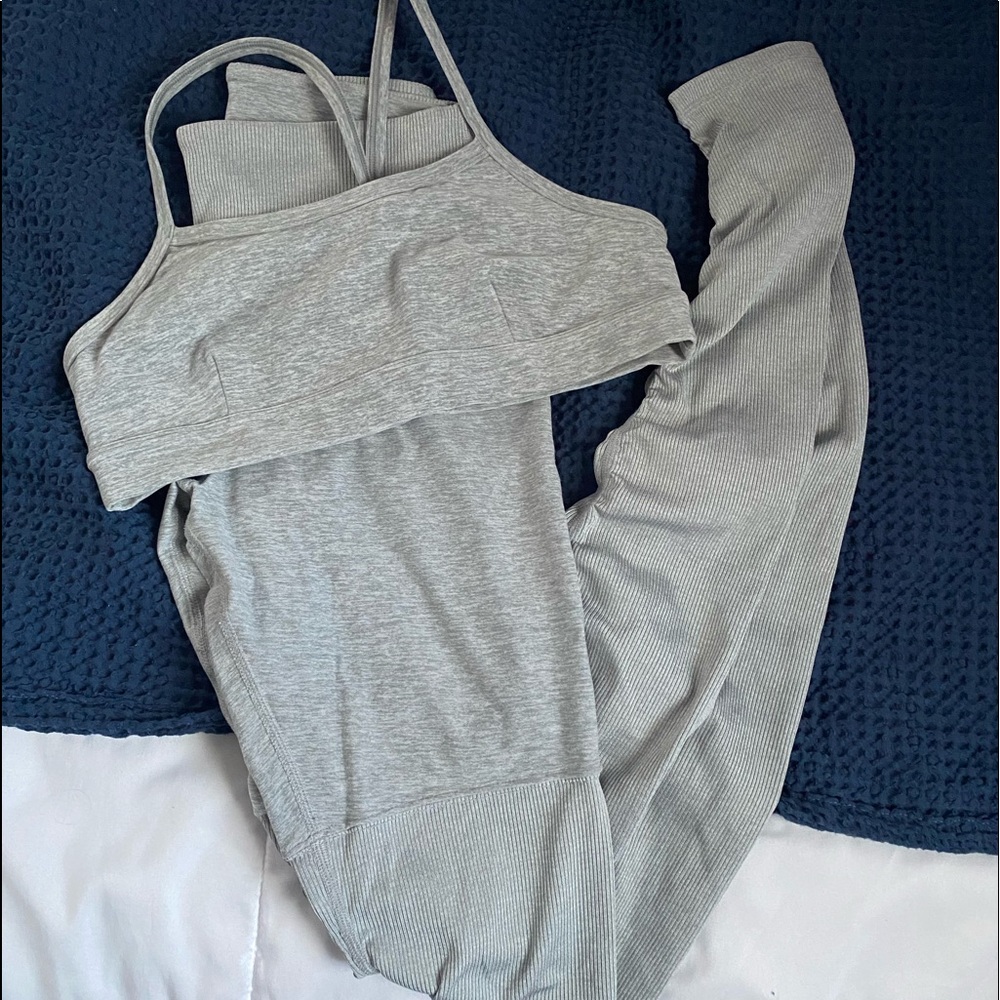 MATCHING SET, ALO leggings and matching sports bra